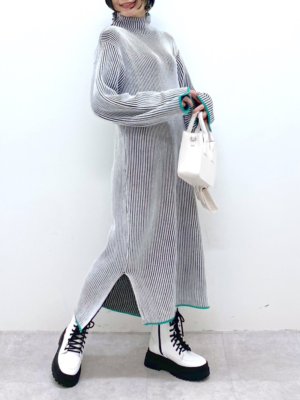 ブラック系のワンピース/ドレス、ホワイト系のバッグ、ホワイト系のシューズを着用したレディースの秋コーディネートの4枚目の写真