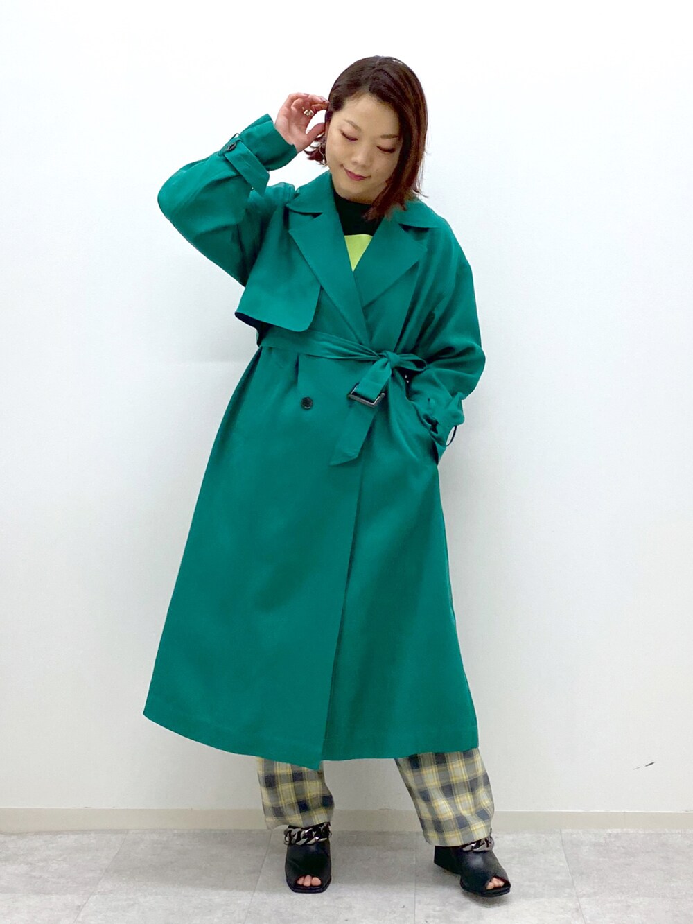 ブラック系のTシャツ/カットソー、グレー系のスラックス、ブラック系のパンプスを着用したレディースの春コーディネートの2枚目の写真