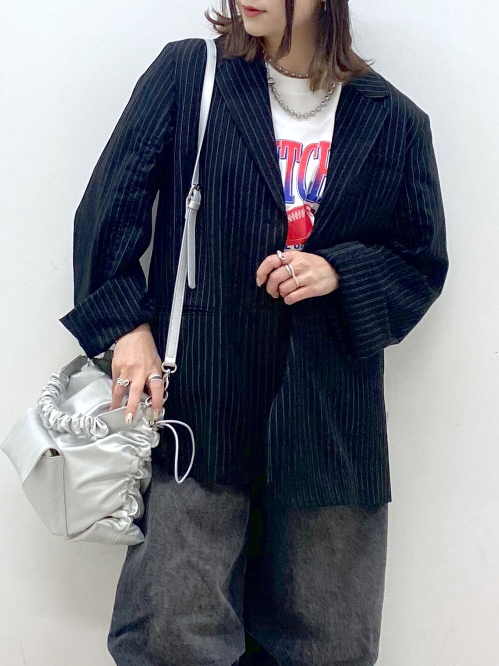 ホワイト系のTシャツ/カットソー、その他のテーラードジャケット、シルバー系のショルダーバッグを着用したレディースの冬コーディネートの2枚目の写真