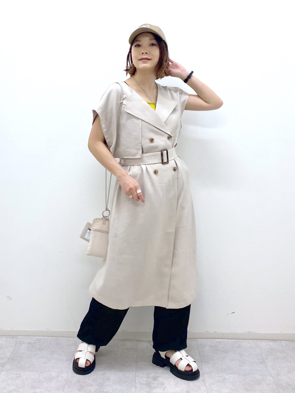 ベージュ系のジャケット/アウター、ブラック系のパンツ、イエロー系のタンクトップを着用したレディースの夏コーディネートの2枚目の写真