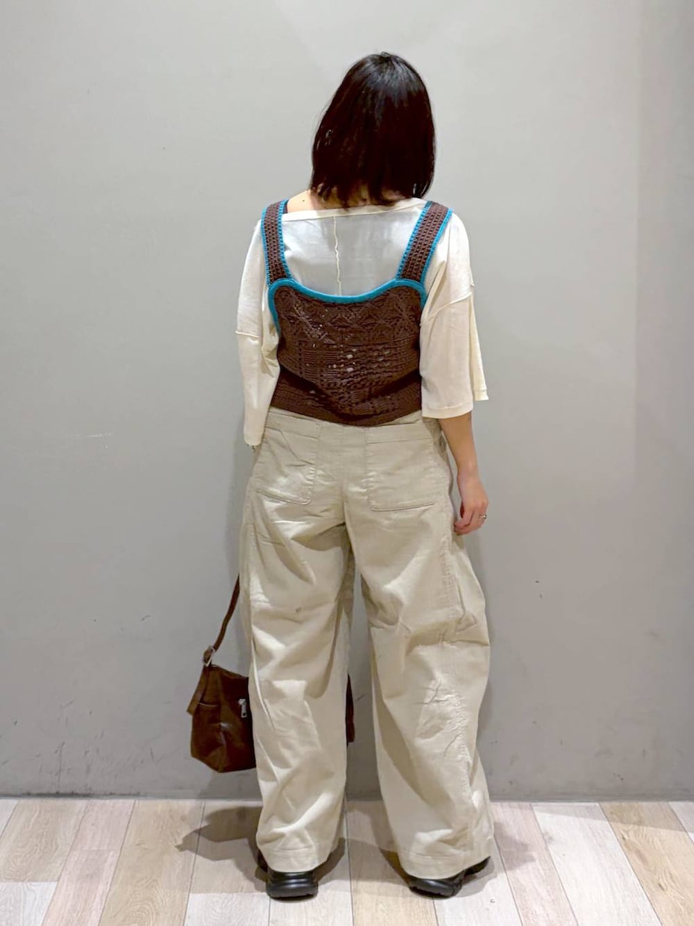 ブラウン系のローファー、ベージュ系のその他パンツ、ブラウン系のショルダーバッグを着用したレディースの秋コーディネートの6枚目の写真
