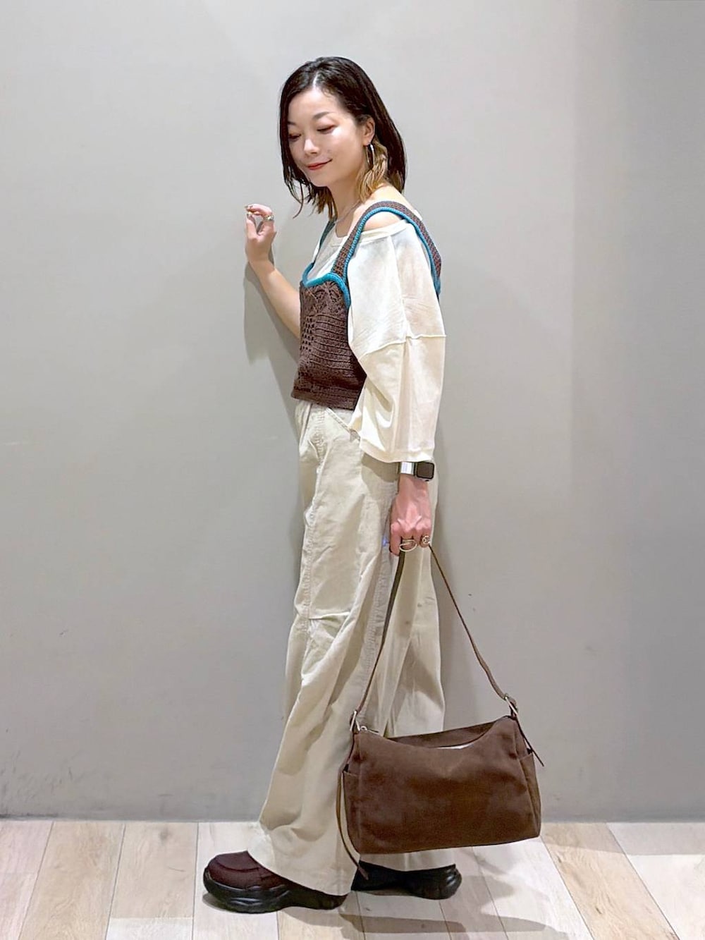 ブラウン系のローファー、ベージュ系のその他パンツ、ブラウン系のショルダーバッグを着用したレディースの秋コーディネートの7枚目の写真