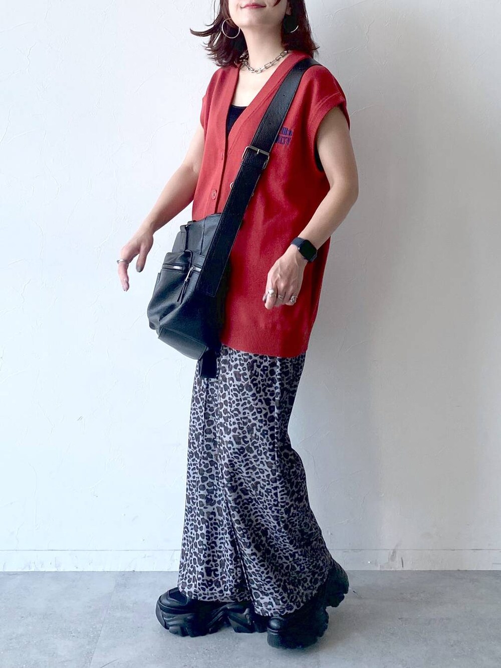 ブラック系のスニーカー、ブラック系のキャミソール、その他のその他パンツを着用したレディースの夏コーディネートの3枚目の写真