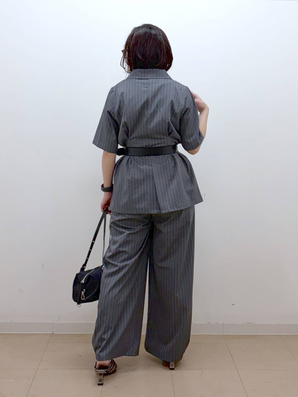 その他のサンダル、ブラック系のトートバッグ、グレー系のタンクトップを着用したレディースの夏コーディネートの6枚目の写真