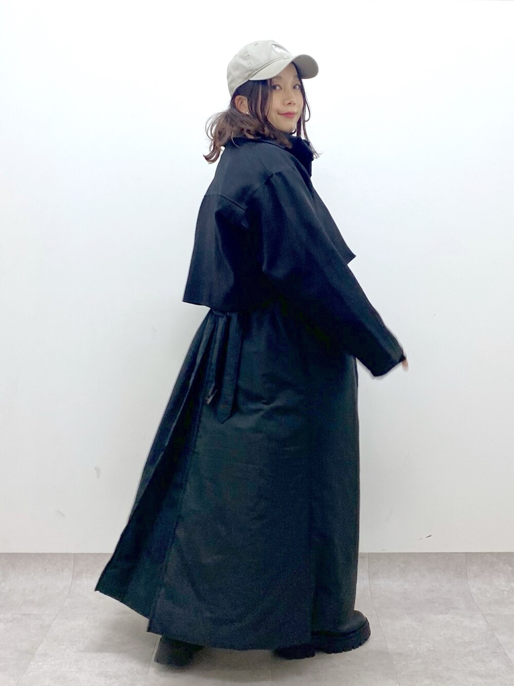 ブラック系のベスト、ブラック系のブーツ、ホワイト系のジャージを着用したレディースの秋コーディネートの4枚目の写真