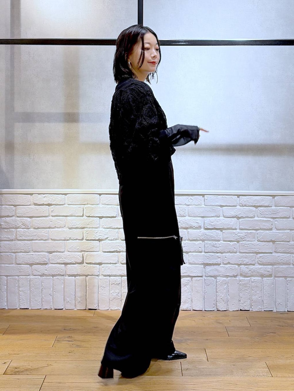 ブラック系のショルダーバッグ、ブラック系のカーゴパンツ、ブラック系のTシャツ/カットソーを着用したレディースの夏コーディネートの7枚目の写真