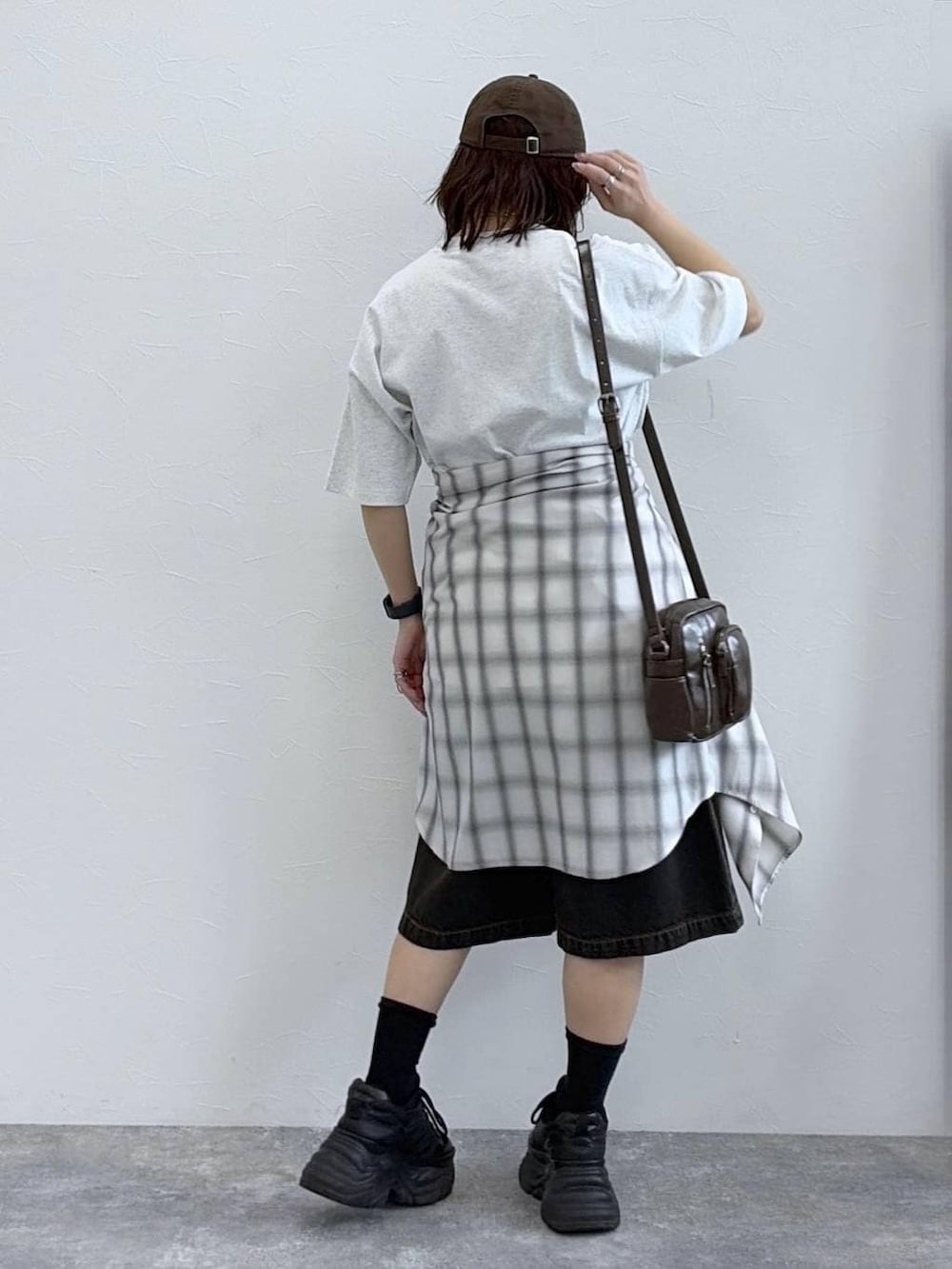 ブラック系のスニーカー、ブラウン系のショルダーバッグ、ホワイト系のシャツ/ブラウスを着用したレディースの春コーディネートの8枚目の写真