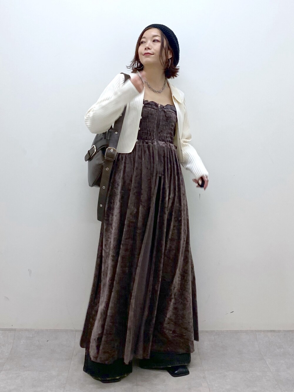 ブラウン系のワンピース、ブラウン系のショルダーバッグ、ブラック系のブーツを着用したレディースの秋コーディネートの8枚目の写真