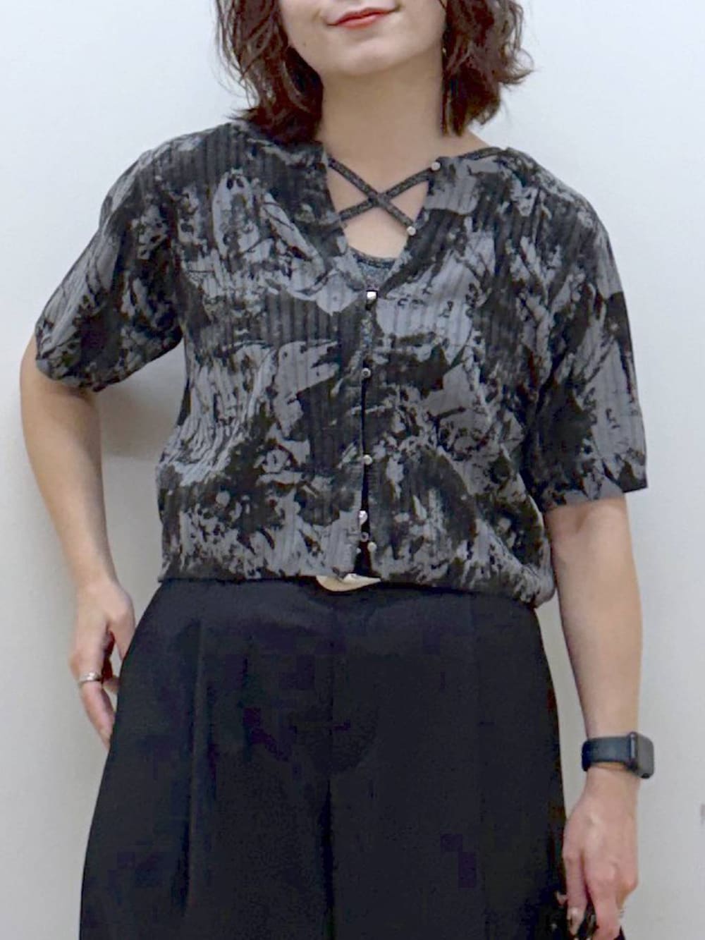 その他のサンダル、グレー系のタンクトップ、ブラック系のスラックスを着用したレディースの夏コーディネートの2枚目の写真