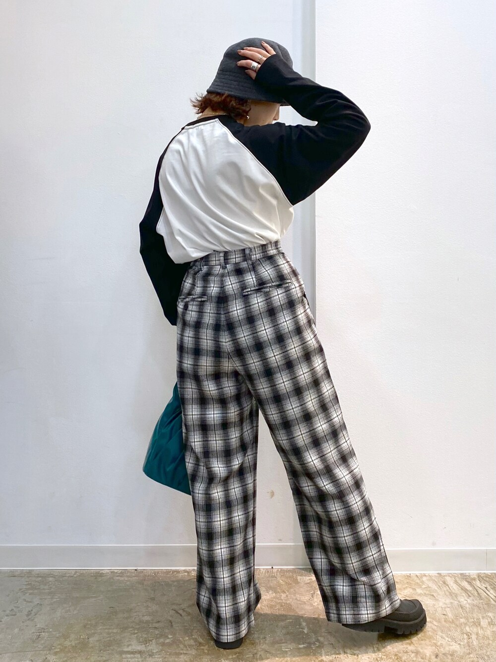 ブラック系のTシャツ/カットソー、グリーン系のハンドバッグ、ブラック系のその他パンツを着用したレディースの秋コーディネートの4枚目の写真