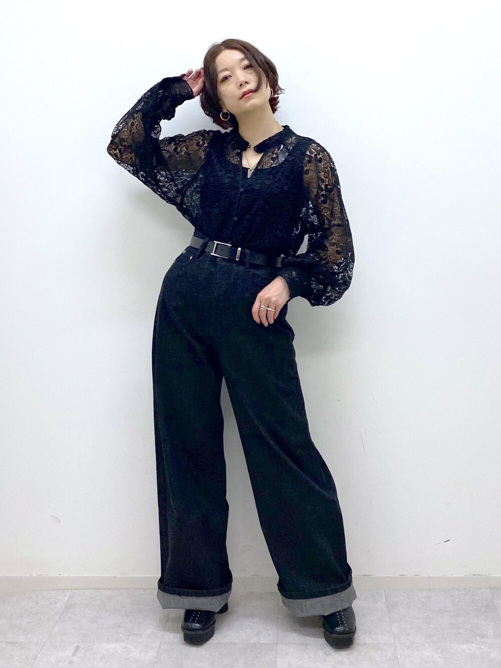 ブラック系のパンツ、ブラック系のトップス、ブラック系のブーツを着用したレディースの夏コーディネートの2枚目の写真