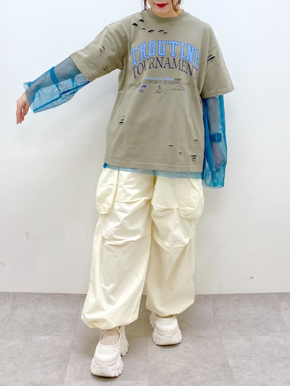 グリーン系のTシャツ/カットソー、ブルー系のTシャツ/カットソー、ホワイト系のカーゴパンツを着用したレディースの春コーディネートの3枚目の写真