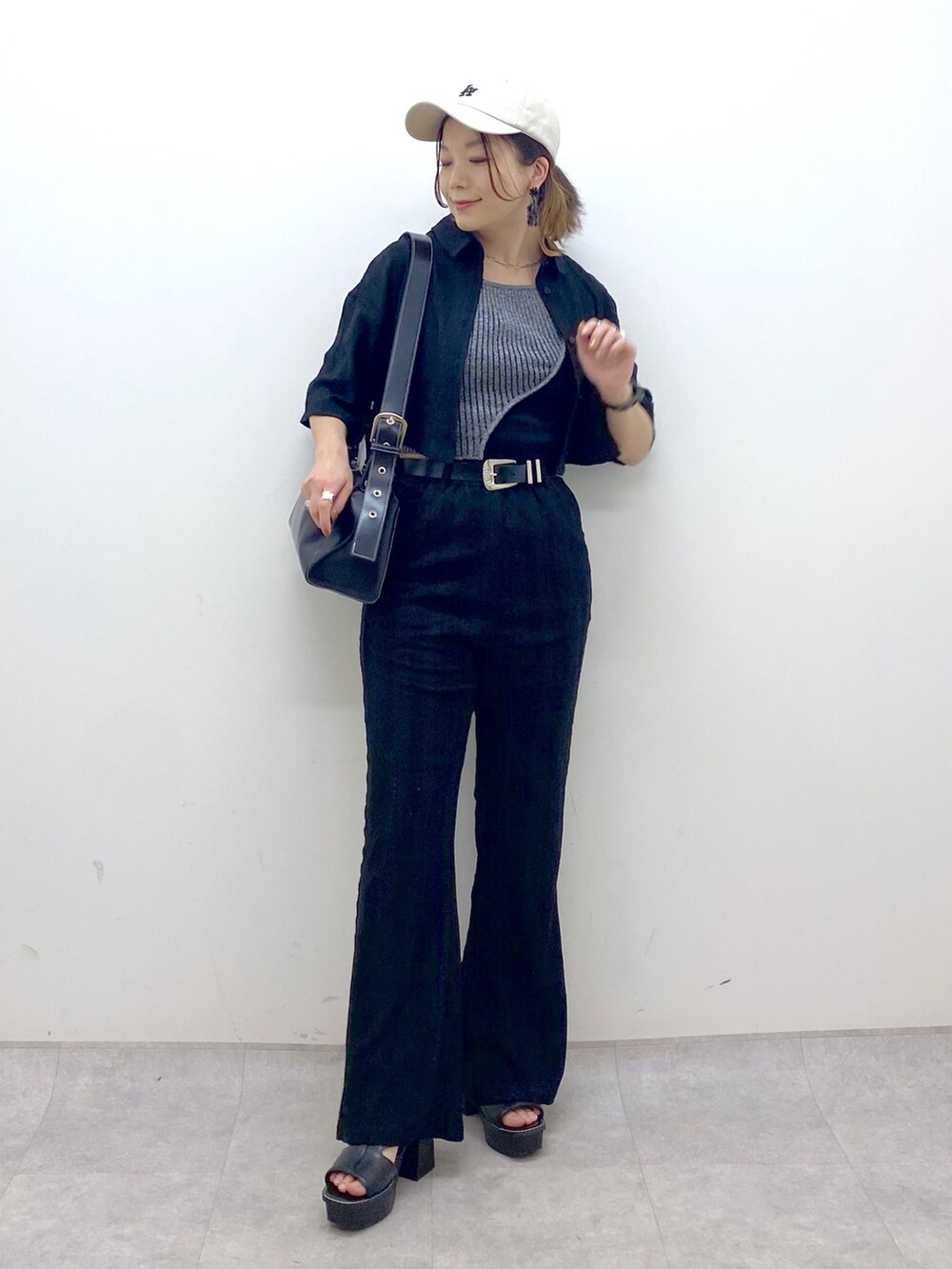 ブラック系のその他パンツ、ブラック系のタンクトップ、ブラック系のショルダーバッグを着用したレディースの夏コーディネートの2枚目の写真