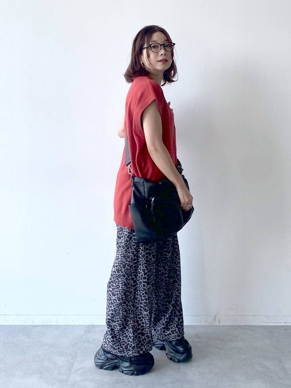 ブラック系のスニーカー、ブラック系のキャミソール、その他のその他パンツを着用したレディースの夏コーディネートの7枚目の写真