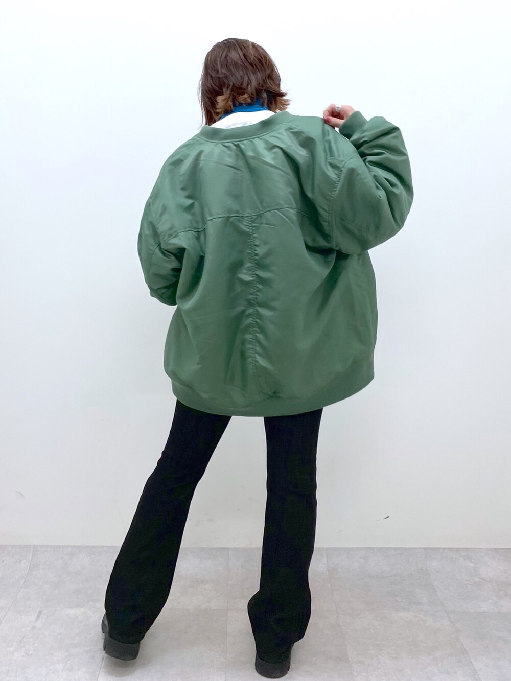 ブラック系のデニムパンツ、ホワイト系のシューズ、ブルー系のTシャツ/カットソーを着用したレディースの秋コーディネートの3枚目の写真