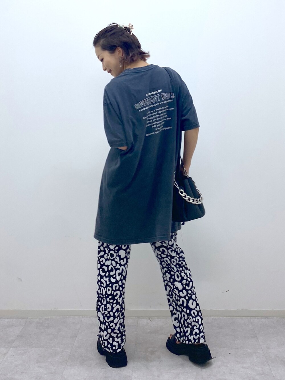 グレー系のTシャツ/カットソー、ホワイト系のその他パンツ、ブラック系のショルダーバッグを着用したレディースの夏コーディネートの3枚目の写真