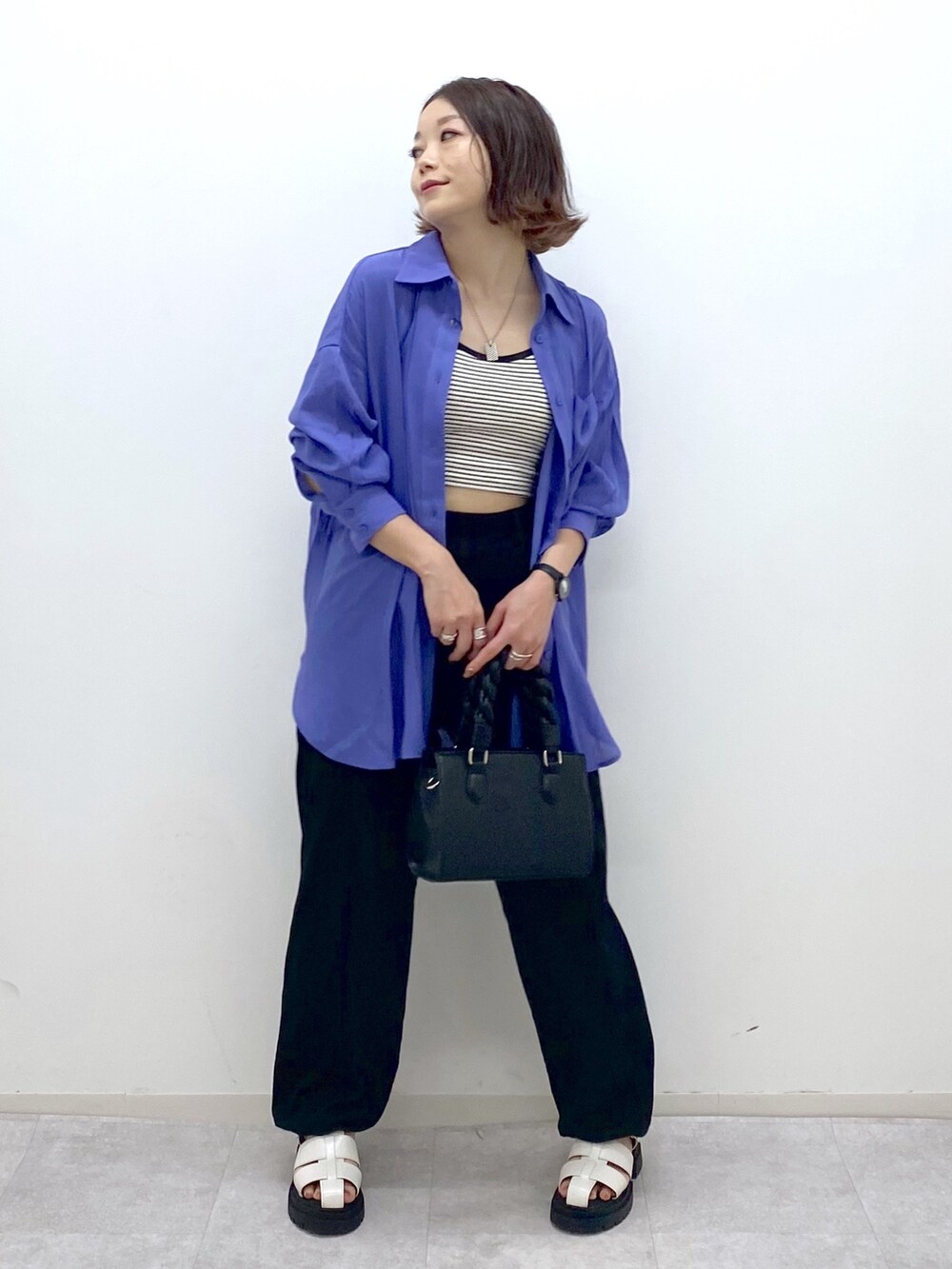 ブラック系のパンツ、ブルー系のシャツ/ブラウス、その他のトップスを着用したレディースの夏コーディネートの5枚目の写真