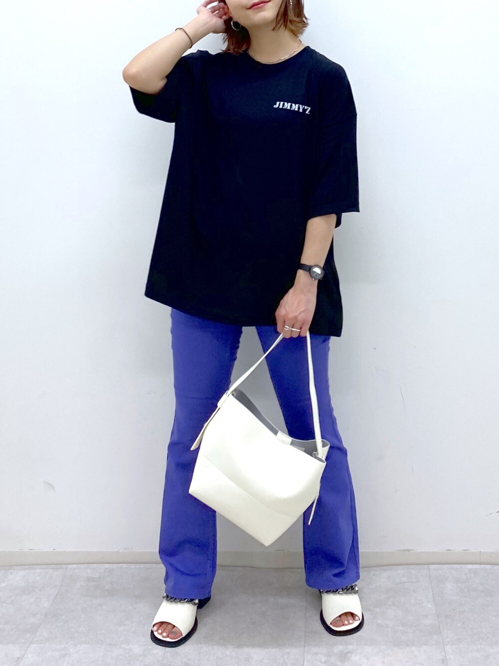 その他のパンツ、ホワイト系のシューズ、ホワイト系のバッグを着用したレディースの夏コーディネートの5枚目の写真