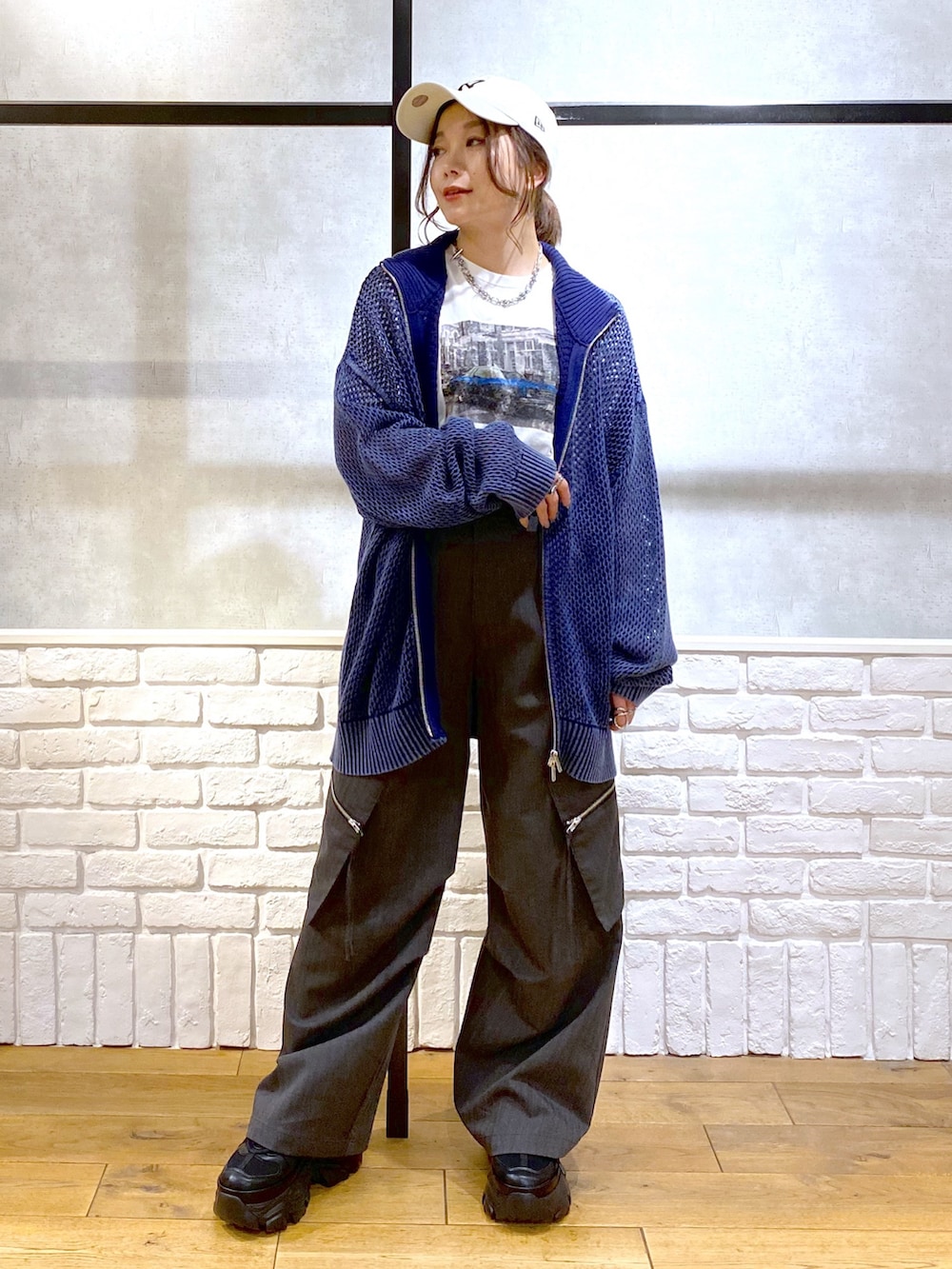 「春めき満開コーデ、春色、休日スタイル、デートコーデ、スニーカー、カーディガン、お出かけコーデ、モノトーン、大人カジュアル、低身長、オトナカジュアル、メッシュニット、メッシュ、キャップ、厚底シューズ」｜「PAGEBOYのNR/9TWENTY（キャップ、ホワイト系）」を使った、Chisaさん（骨格ウェーブ・レディース・154cm）の春コーディネートの8枚目の写真