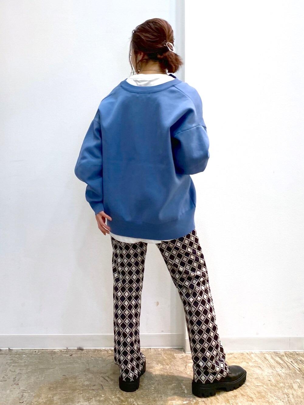 ブルー系のカーディガン/ボレロ、ホワイト系のTシャツ/カットソー、ブラック系のその他パンツを着用したレディースの秋コーディネートの4枚目の写真