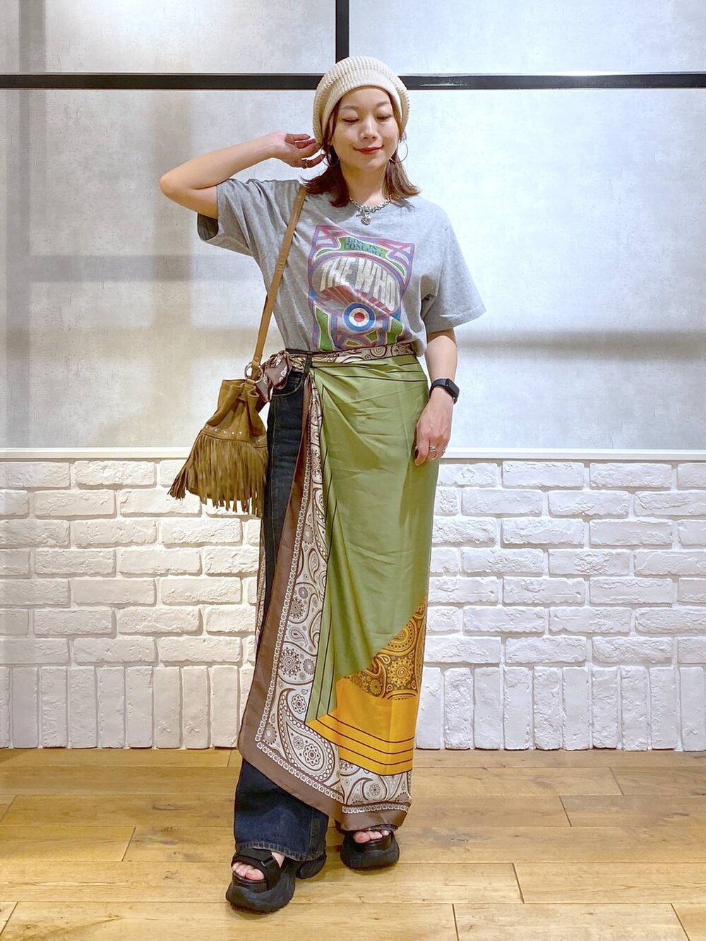 ブラック系のサンダル、ブルー系のデニムパンツ、ベージュ系のショルダーバッグを着用したレディースの夏コーディネートの9枚目の写真