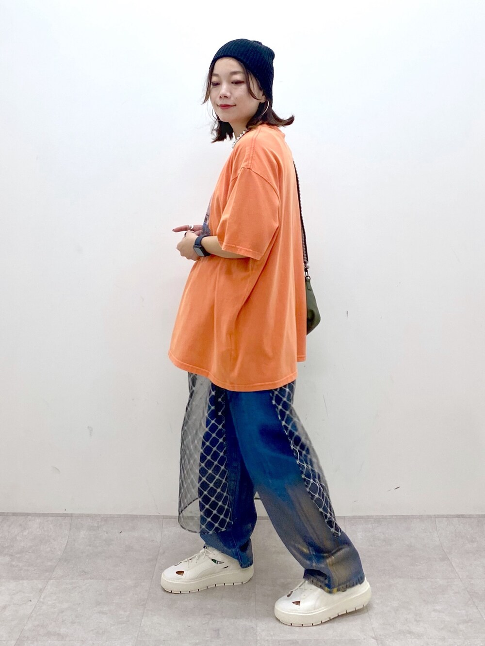 ピンク系のTシャツ/カットソー、ブルー系のデニムパンツ、ホワイト系のスニーカーを着用したレディースの夏コーディネートの5枚目の写真
