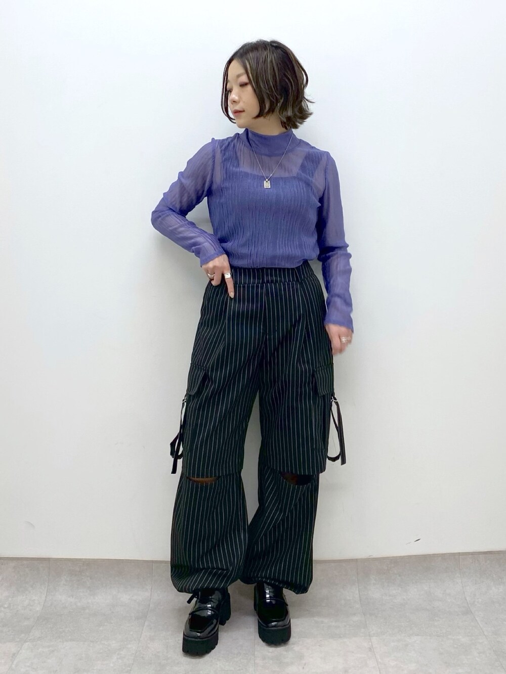 ブラック系のローファー、その他のジャケット/アウター、その他のパンツを着用したレディースの冬コーディネートの4枚目の写真