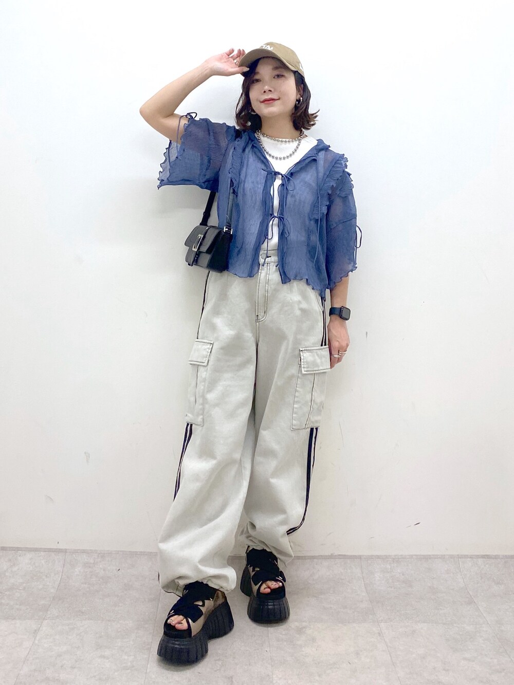 ホワイト系のデニムパンツ、その他のスニーカー、ブルー系のシャツ/ブラウスを着用したレディースの夏コーディネートの9枚目の写真