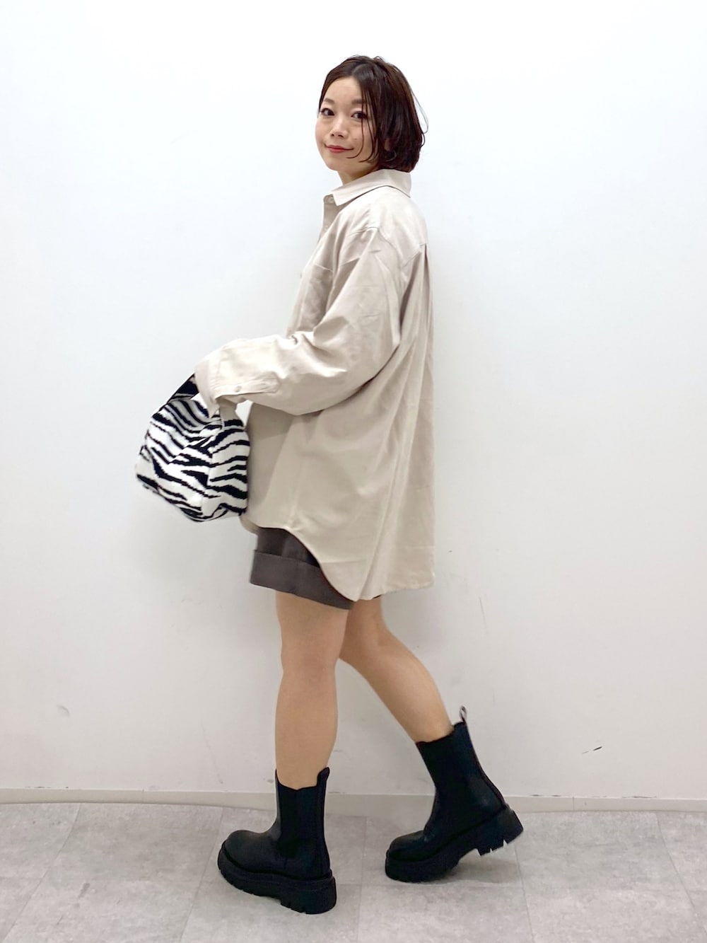 ホワイト系のTシャツ/カットソー、ホワイト系のシャツ/ブラウス、ブラウン系のパンツを着用したレディースの秋コーディネートの3枚目の写真