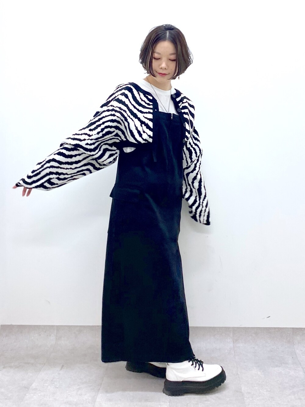 ブラック系のワンピース/ドレス、ブラック系のトップス、ホワイト系のトップスを着用したレディースの春コーディネートの2枚目の写真