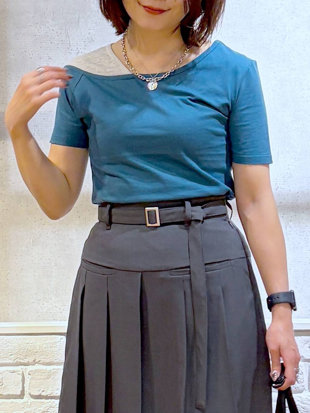 ブラック系のサンダル、ブラック系のボストンバッグ、ブルー系のTシャツ/カットソーを着用したレディースの夏コーディネートの2枚目の写真