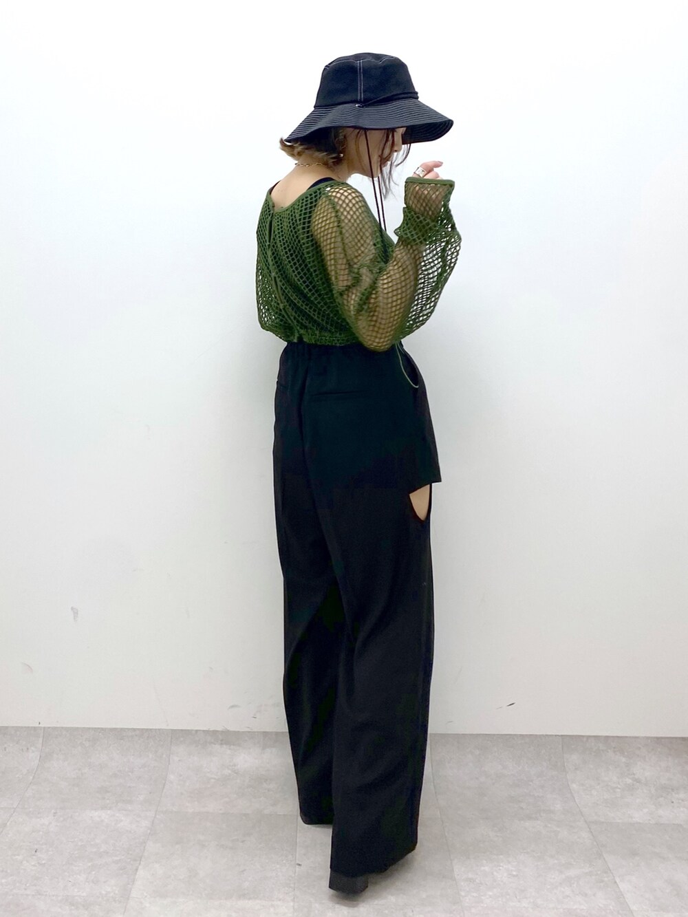 その他のサンダル、グリーン系のTシャツ/カットソー、ブラック系のその他パンツを着用したレディースの夏コーディネートの6枚目の写真