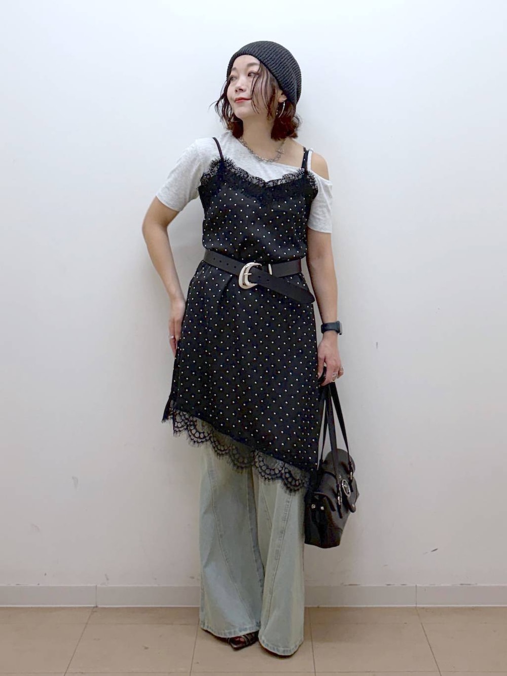 ブラック系のチュニック、ブルー系のデニムパンツ、その他のサンダルを着用したレディースの夏コーディネートの8枚目の写真