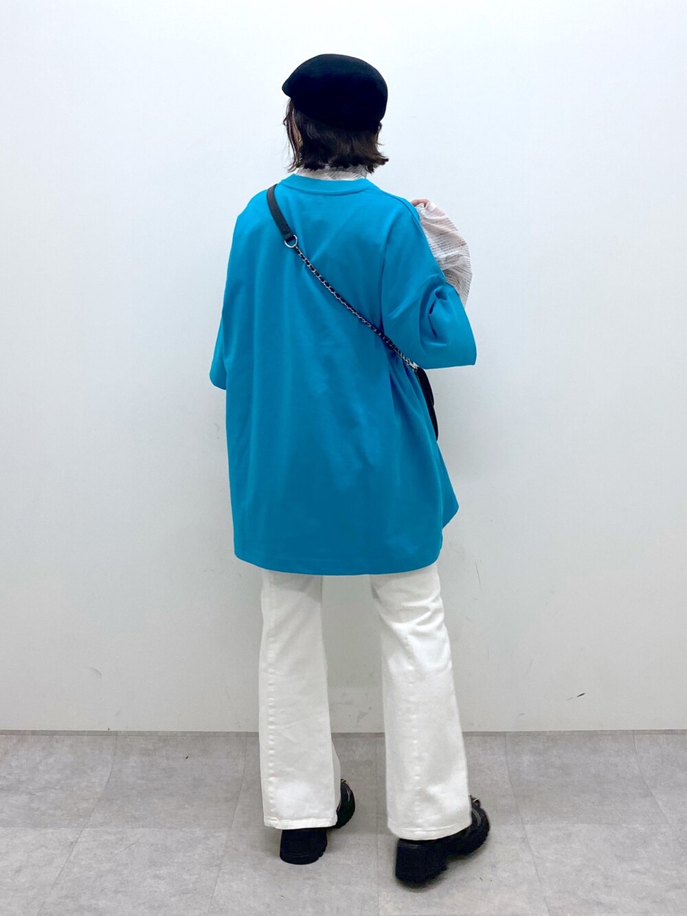 その他のトップス、ホワイト系のトップス、ブラック系のバッグを着用したレディースの春コーディネートの3枚目の写真