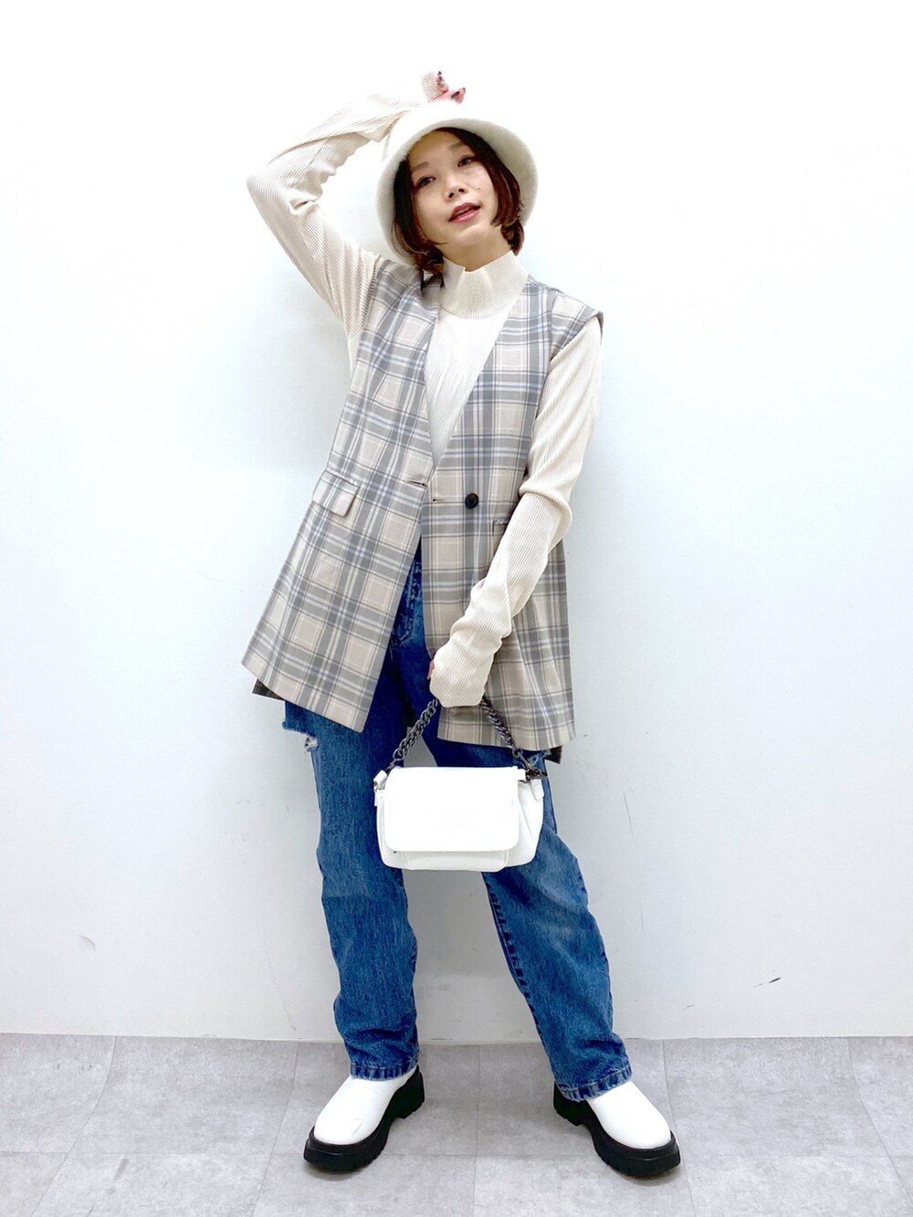 グレー系のジャケット/アウター、ブルー系のデニムパンツ、ホワイト系のバッグを着用したレディースの秋コーディネートの2枚目の写真