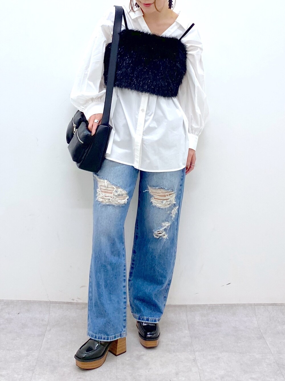ブルー系のデニムパンツ、ホワイト系のシャツ/ブラウス、ブラック系のベストを着用したレディースの秋コーディネートの8枚目の写真