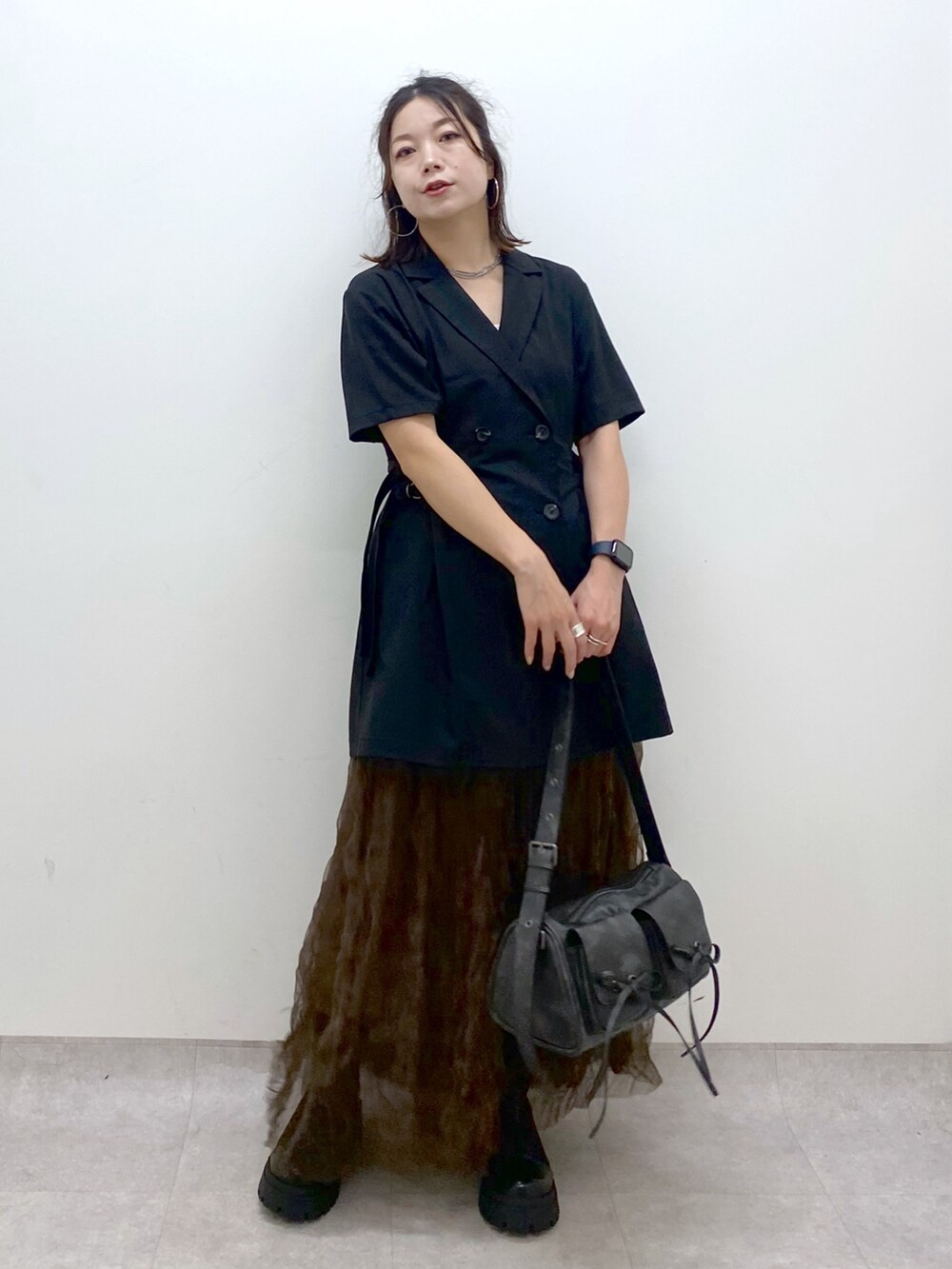 ブラック系のテーラードジャケット、ブラウン系のスカート、ブラック系のショルダーバッグを着用したレディースの夏コーディネートの9枚目の写真