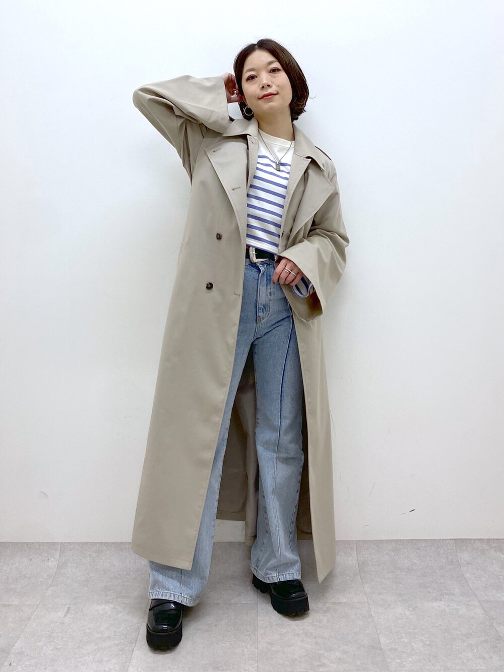 ブラック系のパンツ、ブラック系のローファー、パープル系のトップスを着用したレディースの春コーディネートの2枚目の写真