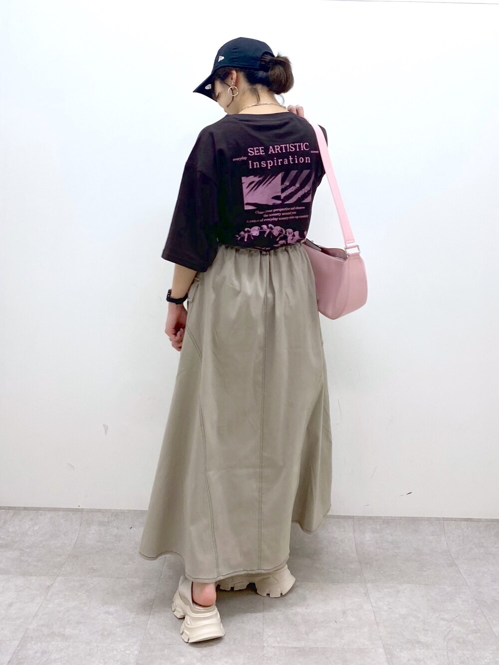 ブラウン系のスカート、ブラウン系のTシャツ/カットソー、ピンク系のショルダーバッグを着用したレディースの夏コーディネートの3枚目の写真