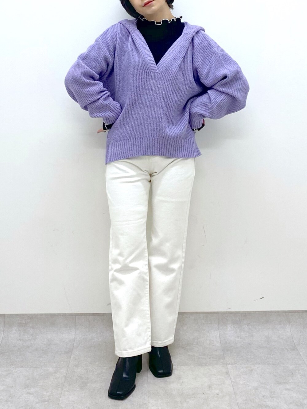 ブラック系のニット/セーター、ブラック系のシューズ、パープル系のニット/セーターを着用したレディースの冬コーディネートの5枚目の写真