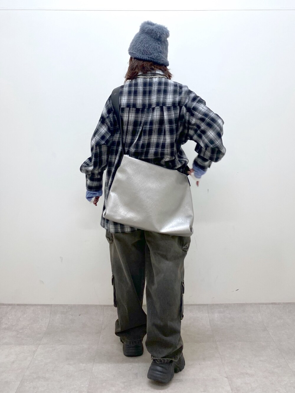 ブラック系のシャツ/ブラウス、シルバー系のトートバッグ、ブルー系のニット/セーターを着用したレディースの冬コーディネートの6枚目の写真