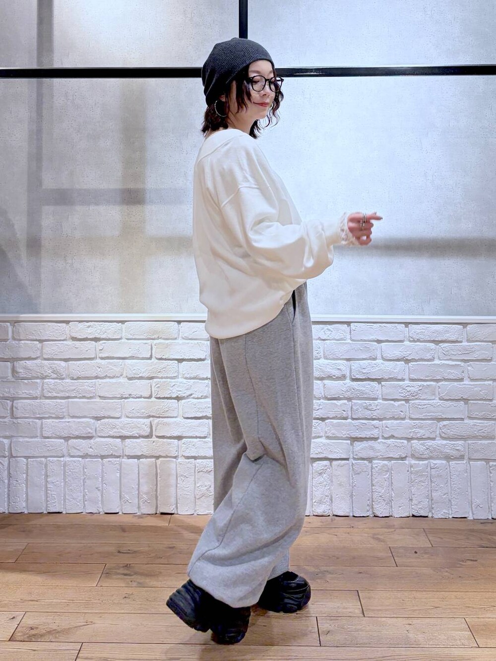 ブラック系のブーツ、グレー系のスウェットパンツ、ホワイト系のTシャツ/カットソーを着用したレディースの冬コーディネートの5枚目の写真