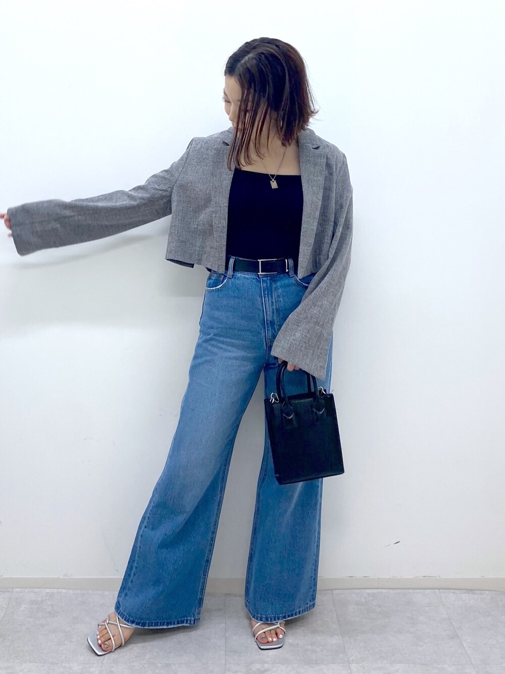 ブルー系のパンツ、グレー系のテーラードジャケット、シルバー系のサンダルを着用したレディースの夏コーディネートの5枚目の写真