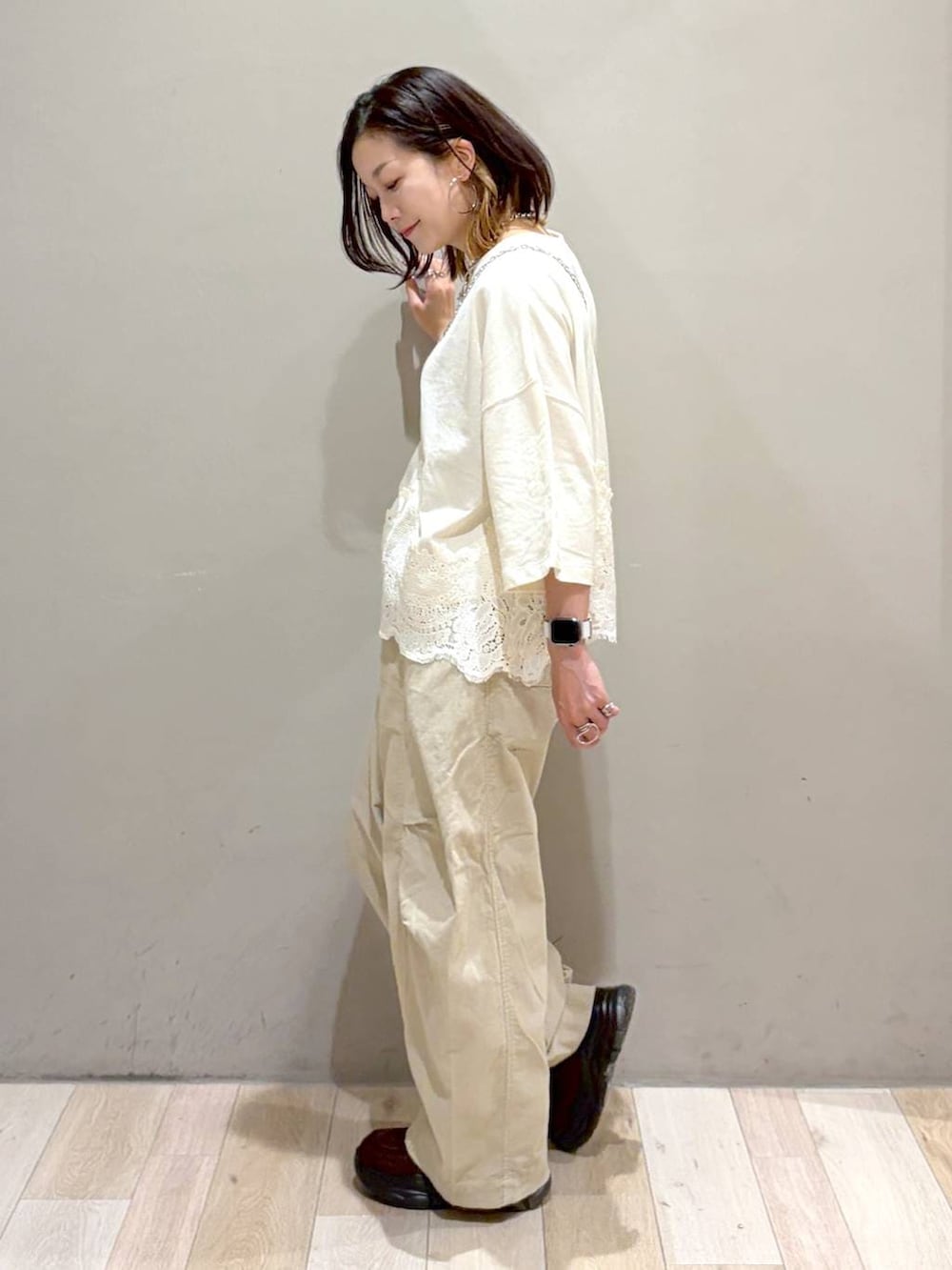 ブラウン系のローファー、ベージュ系のその他パンツ、ホワイト系のTシャツ/カットソーを着用したレディースの秋コーディネートの7枚目の写真