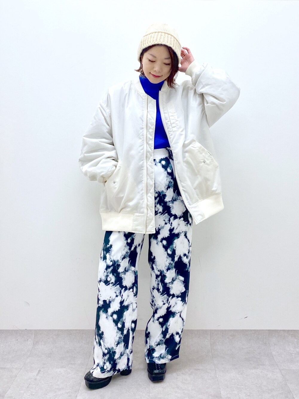 ホワイト系のMA-1、ブラック系のパンツ、ブルー系のトップスを着用したレディースの秋コーディネートの2枚目の写真