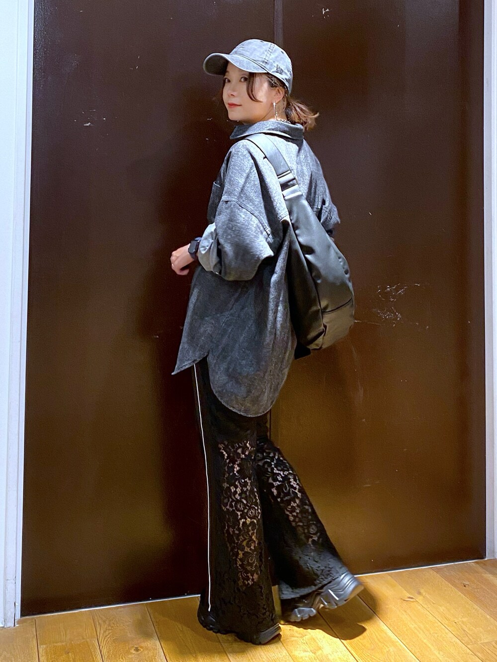 ブラック系のその他パンツ、ブラック系のスニーカー、ブラック系のショルダーバッグを着用したレディースの秋コーディネートの5枚目の写真