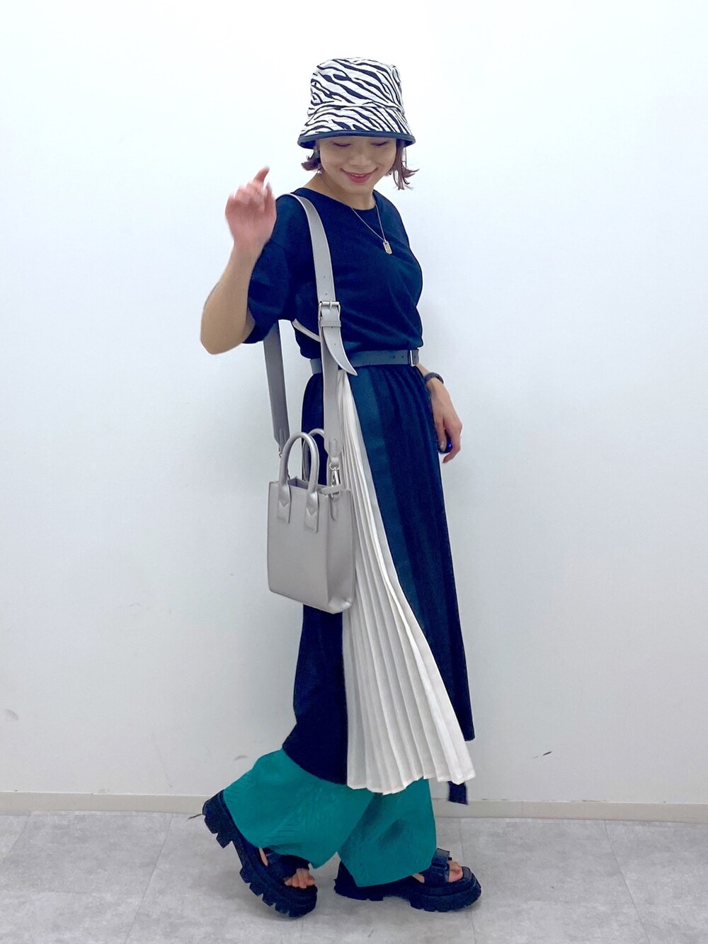 ブラック系のワンピース、ブルー系のその他パンツ、ブラック系のサンダルを着用したレディースの夏コーディネートの2枚目の写真