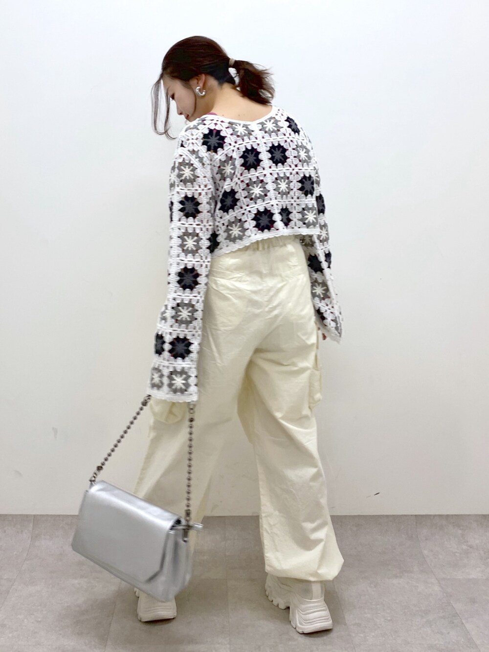 ホワイト系のカーディガン/ボレロ、ピンク系のタンクトップ、ホワイト系のカーゴパンツを着用したレディースの春コーディネートの6枚目の写真