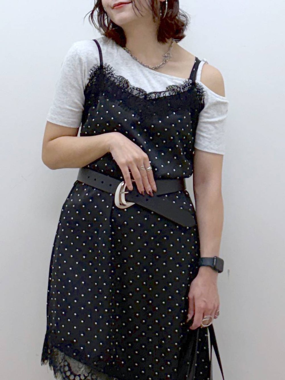 ブラック系のチュニック、ブルー系のデニムパンツ、その他のサンダルを着用したレディースの夏コーディネートの2枚目の写真