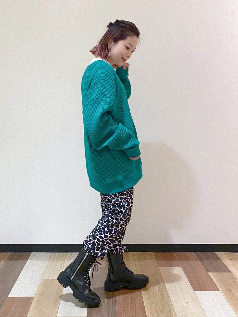 ブラック系のその他パンツ、ブラック系のブーツ、グリーン系のカーディガン/ボレロを着用したレディースの冬コーディネートの3枚目の写真